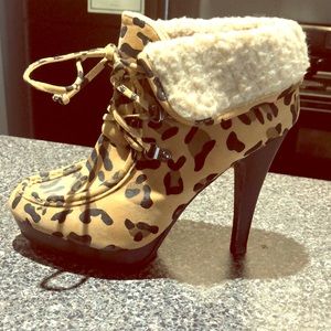 Leopard print high heel boots!!! 😍 Size 9